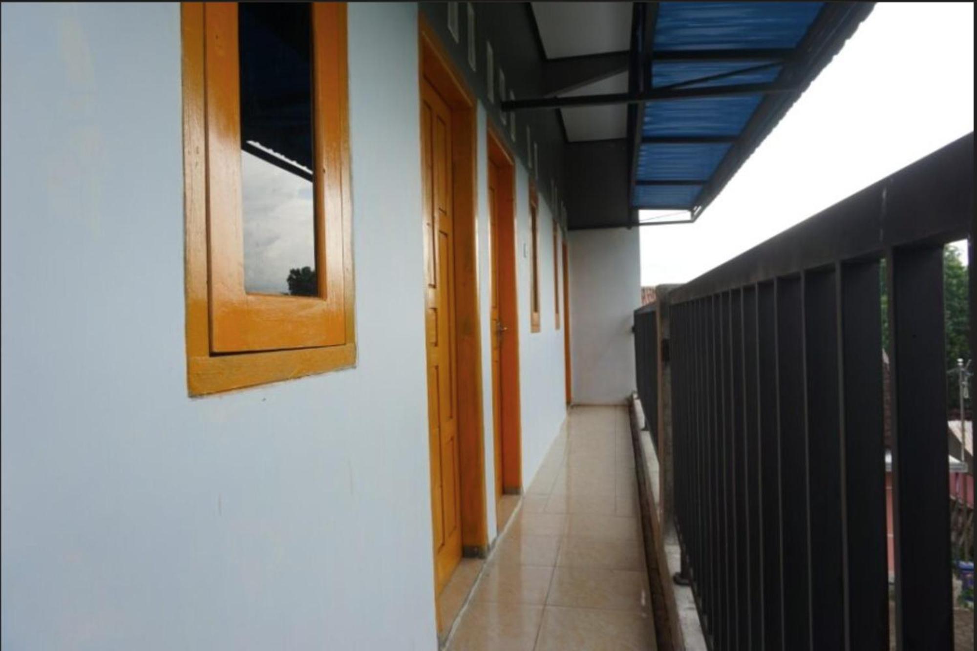 Hotel Spot On 93611 Kost Pak Suyatno Syariah 2 Ponorogo Exterior foto